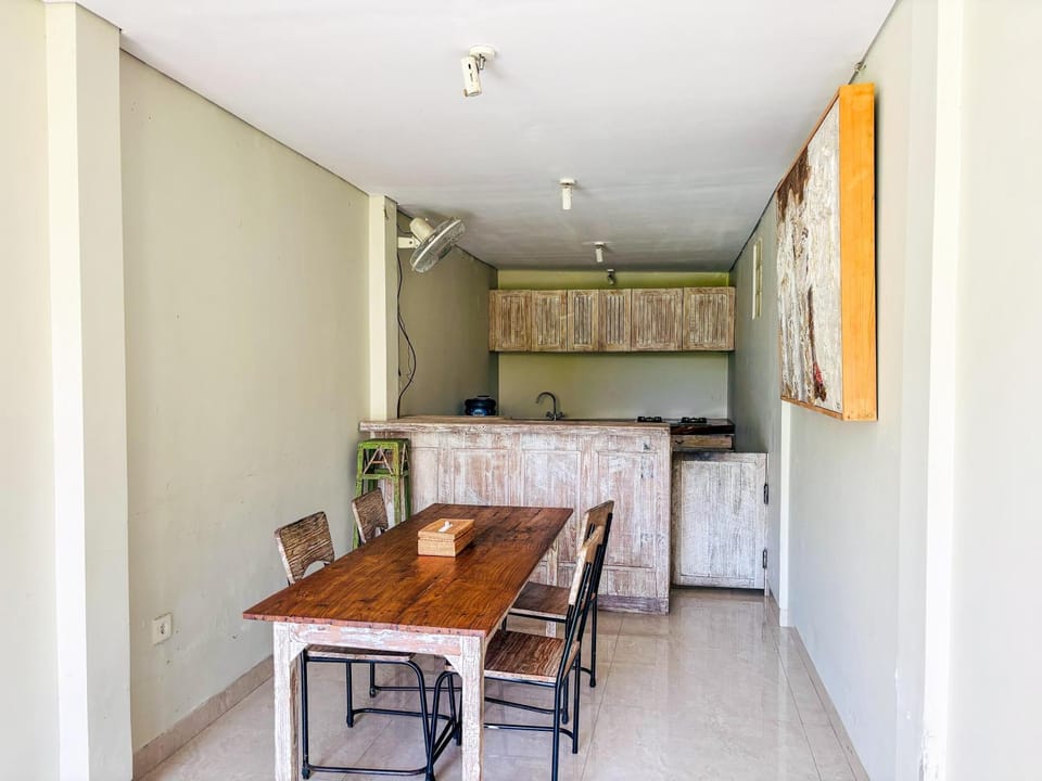 Kitchen or kitchenette, Dining area, oven