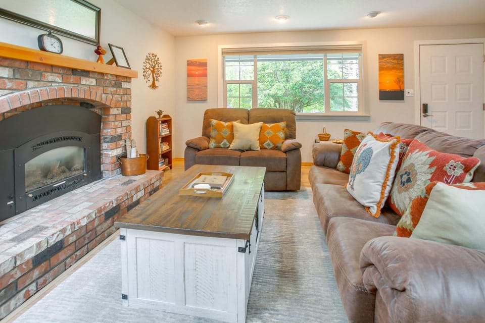 Port Angeles Abode w/ Yard & Guest House! House in Port Angeles
