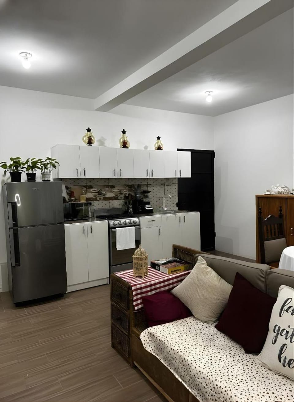Kitchen or kitchenette, Living room, microwave, minibar, kitchen