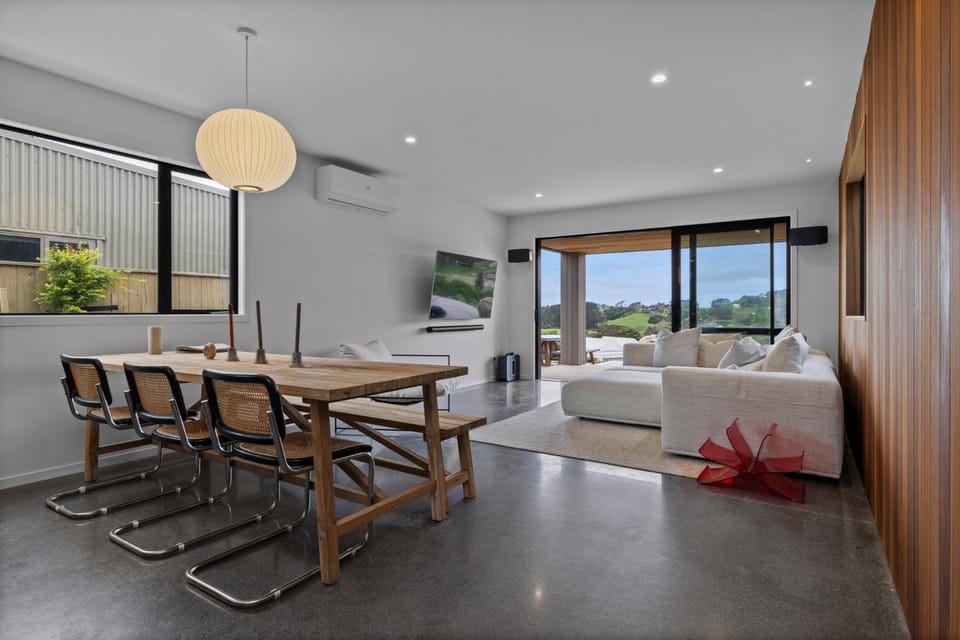 Communal lounge/ TV room, Living room, Seating area, Dining area, air conditioner