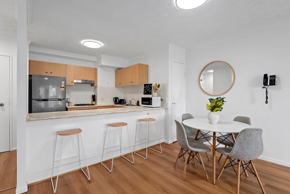 Resort Style 2BR with City Views, Balcony & Car Park Apartment in Brisbane
