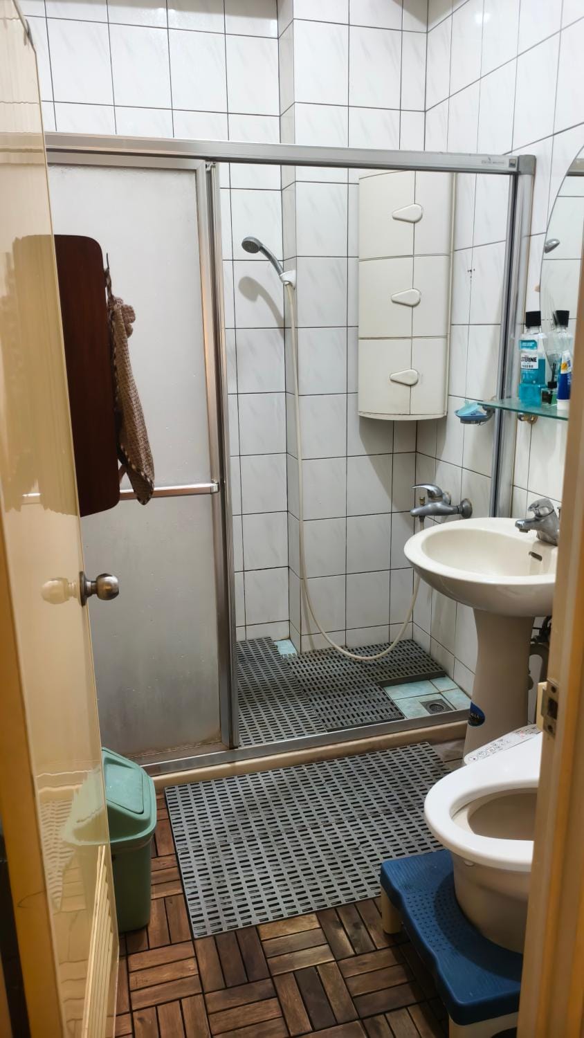 Shower, Toilet, Bathroom, bidet, towels