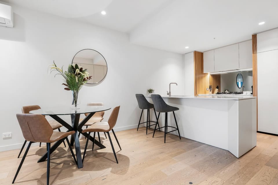 Kitchen or kitchenette, Dining area