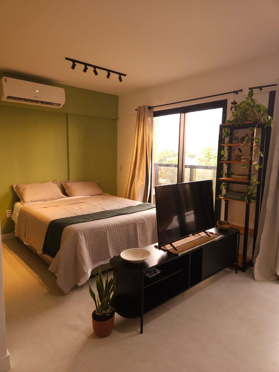 TV and multimedia, Photo of the whole room, air conditioner