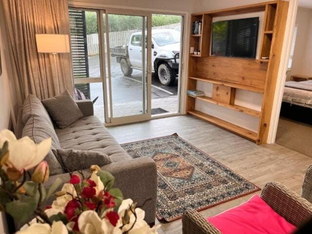 TV and multimedia, Living room, Seating area, Pool view