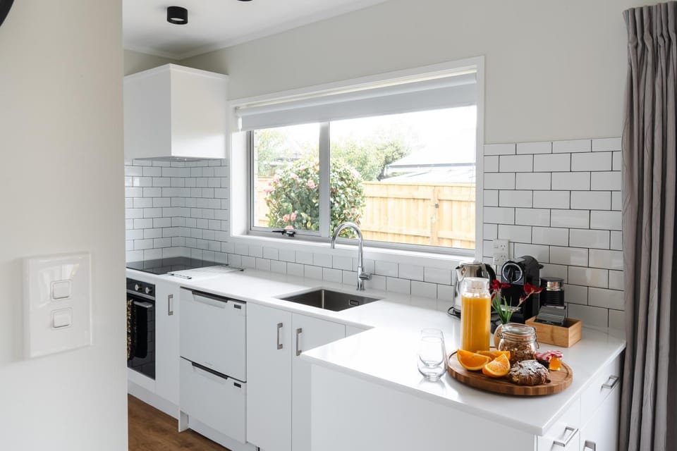 Coffee/tea facilities, dishwasher, oven, stove, kitchen