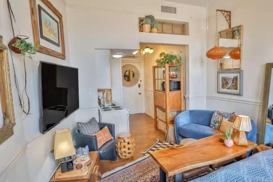 Walk Everywhere - Charming Studio on the Riverwalk Apartment in San Antonio