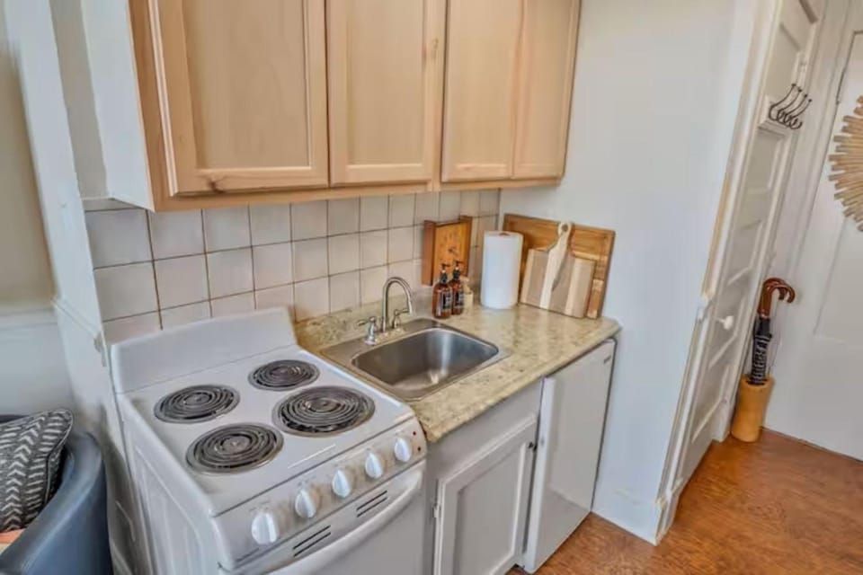 Walk Everywhere - Charming Studio on the Riverwalk Apartment in San Antonio