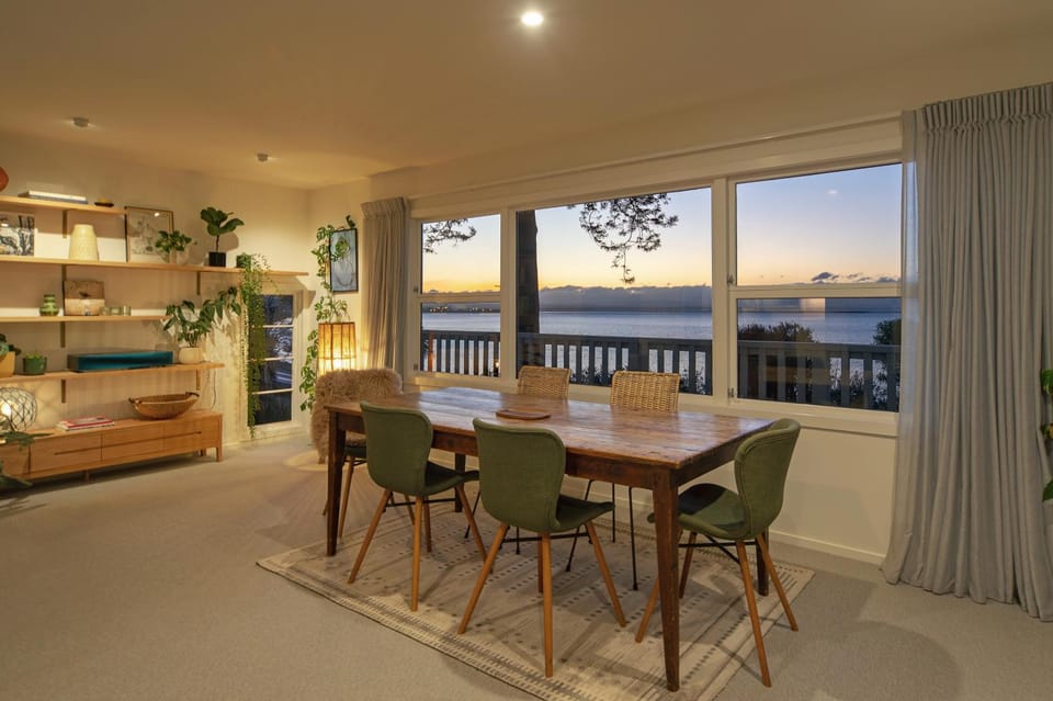 Bangalow Bach - Views, Hot Tub, Sauna & Cold Plunge House in Nelson