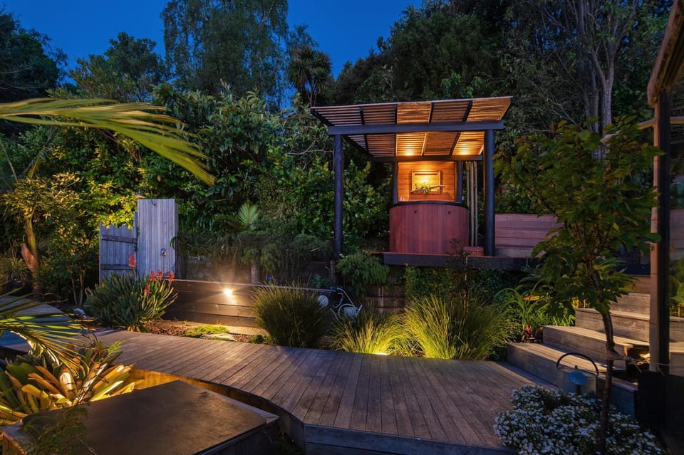Bangalow Bach - Views, Hot Tub, Sauna & Cold Plunge House in Nelson