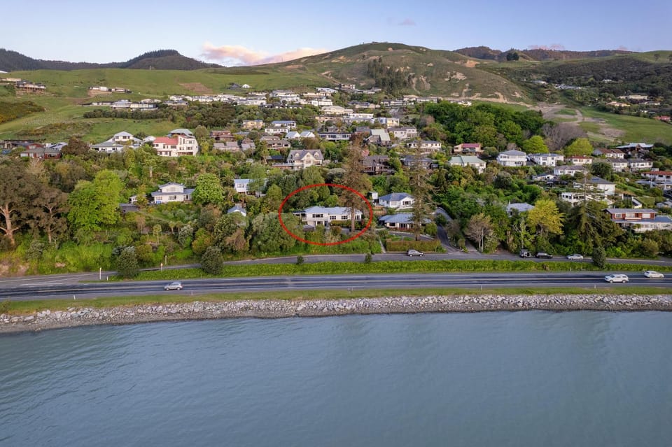 Bangalow Bach - Views, Hot Tub, Sauna & Cold Plunge House in Nelson