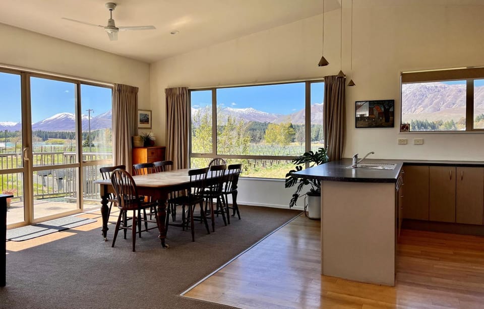 Natural landscape, Kitchen or kitchenette, Dining area, Mountain view