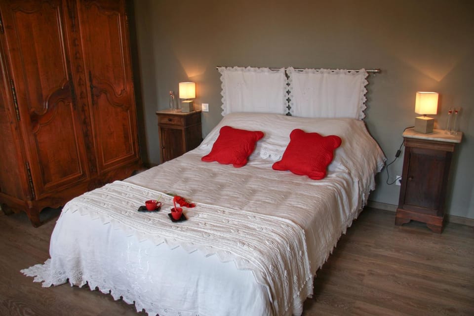 Bed, Photo of the whole room