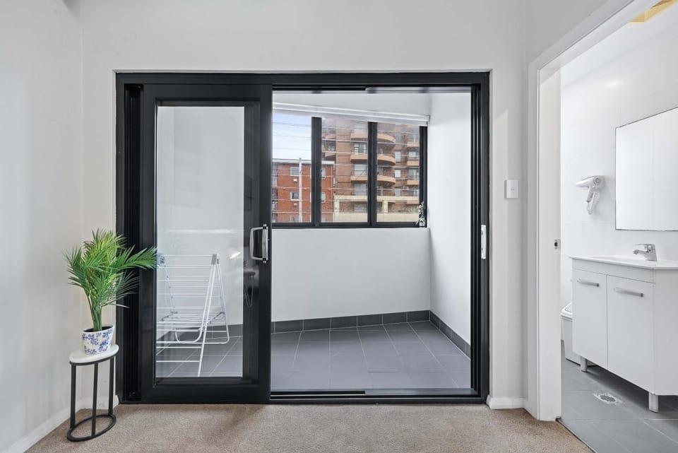Transit-Friendly Studio - Direct to City & Beach at Kingsford Apartment in Sydney