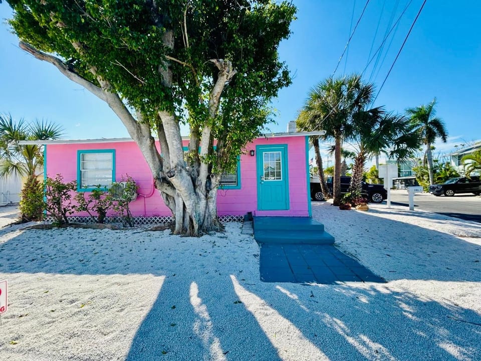 Playa Esmeralda Cottage! Add Golf Cart!! House in Bradenton Beach