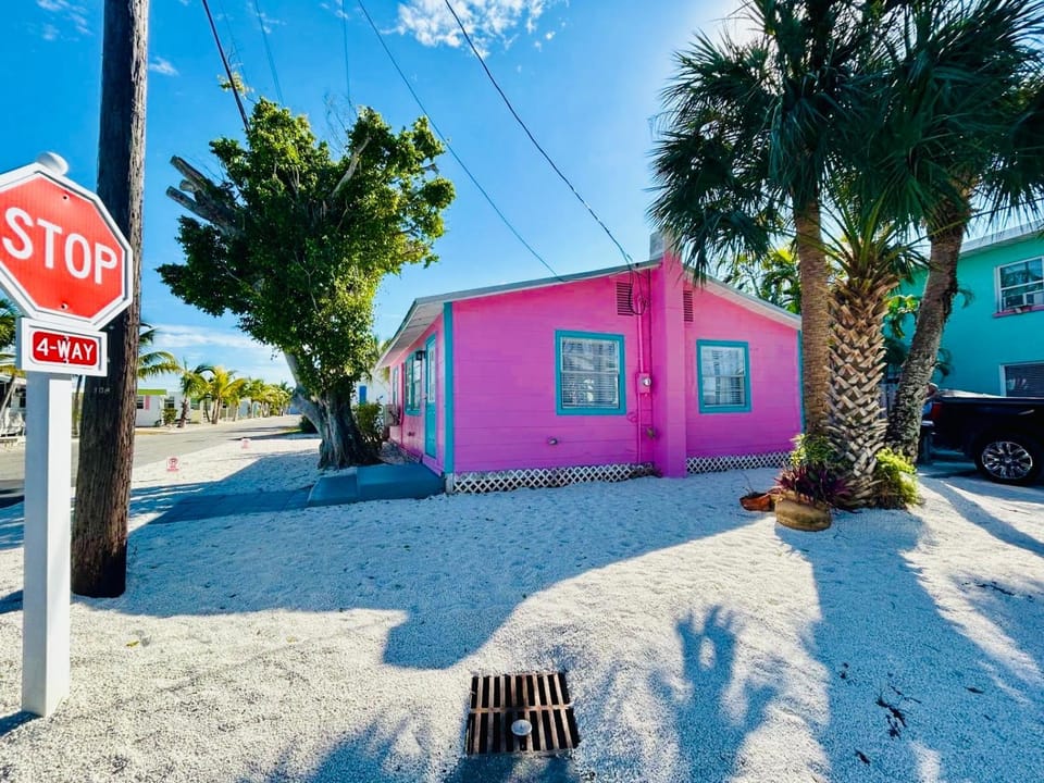Playa Esmeralda Cottage! Add Golf Cart!! House in Bradenton Beach