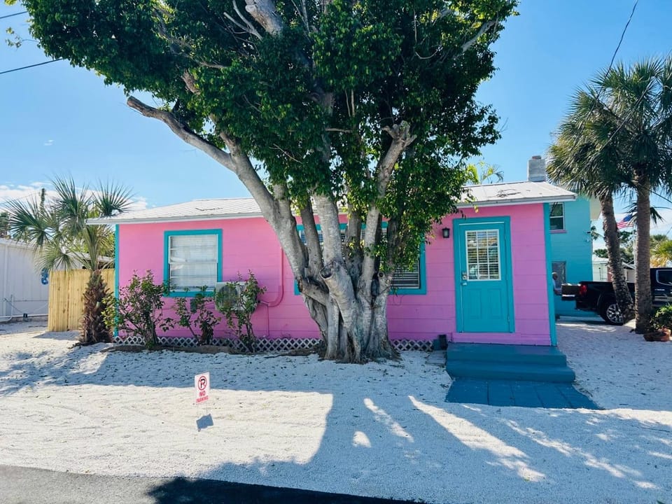 Playa Esmeralda Cottage! Add Golf Cart!! House in Bradenton Beach