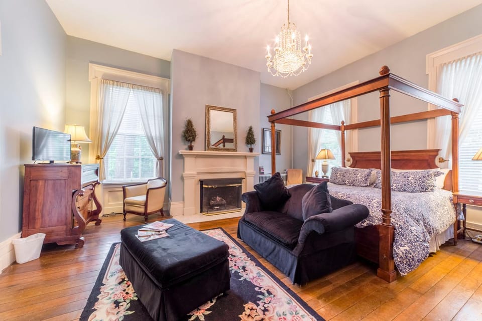Bed, TV and multimedia, Photo of the whole room, Bedroom, Garden view, fireplace