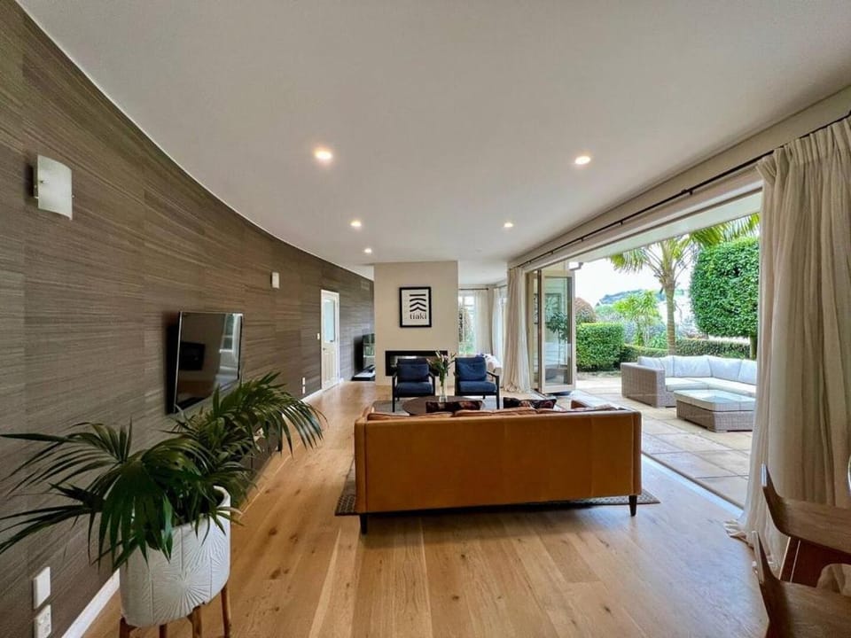 Spacious Family Retreat by Bespoke Stays House in Auckland