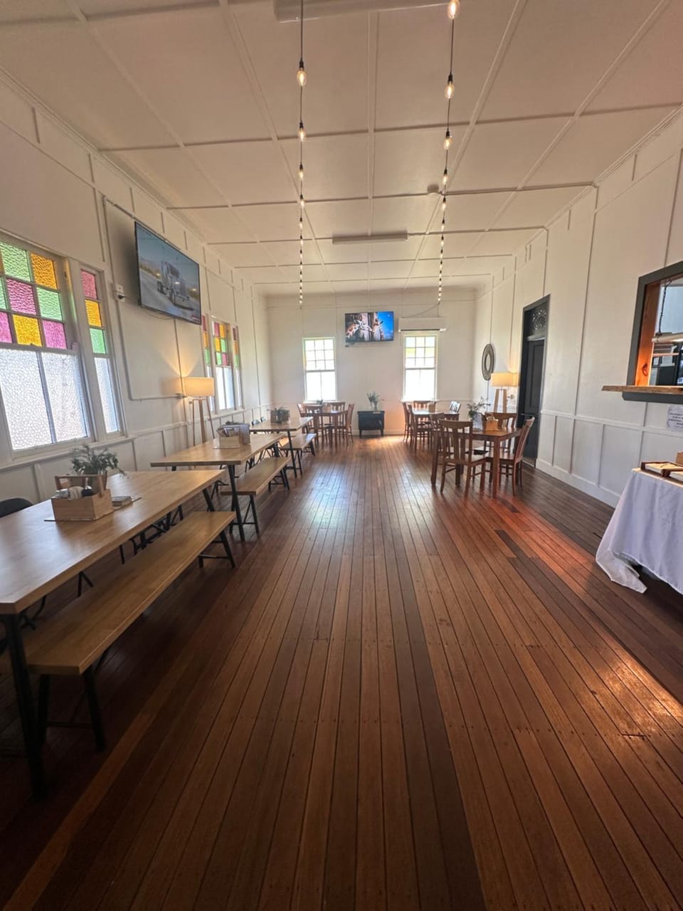 Restaurant/places to eat, Food and drinks, Dining area