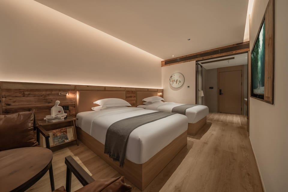 Bed, Photo of the whole room, Seating area, Bedroom