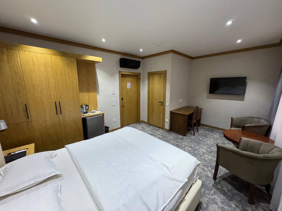 Bed, TV and multimedia, Photo of the whole room, Bedroom, wardrobe