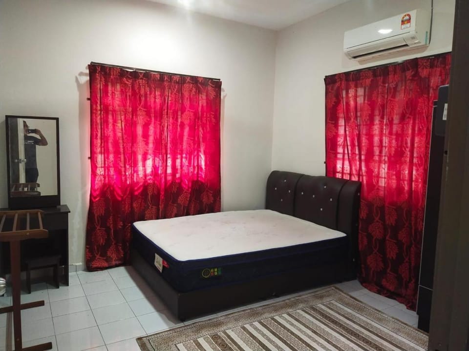 Bed, Photo of the whole room, Bedroom, air conditioner