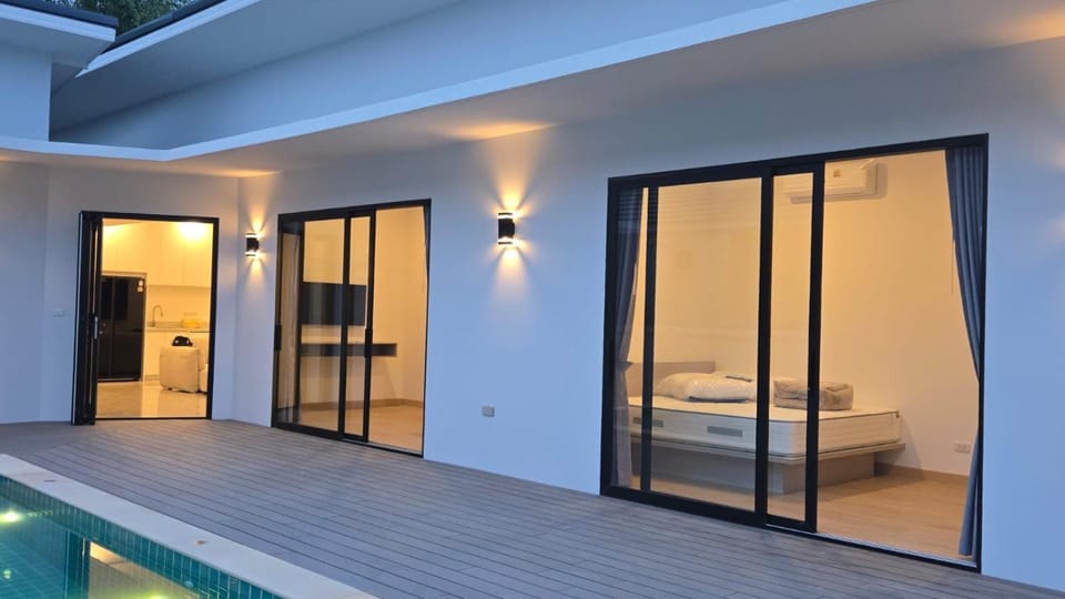 Bed, Pool view