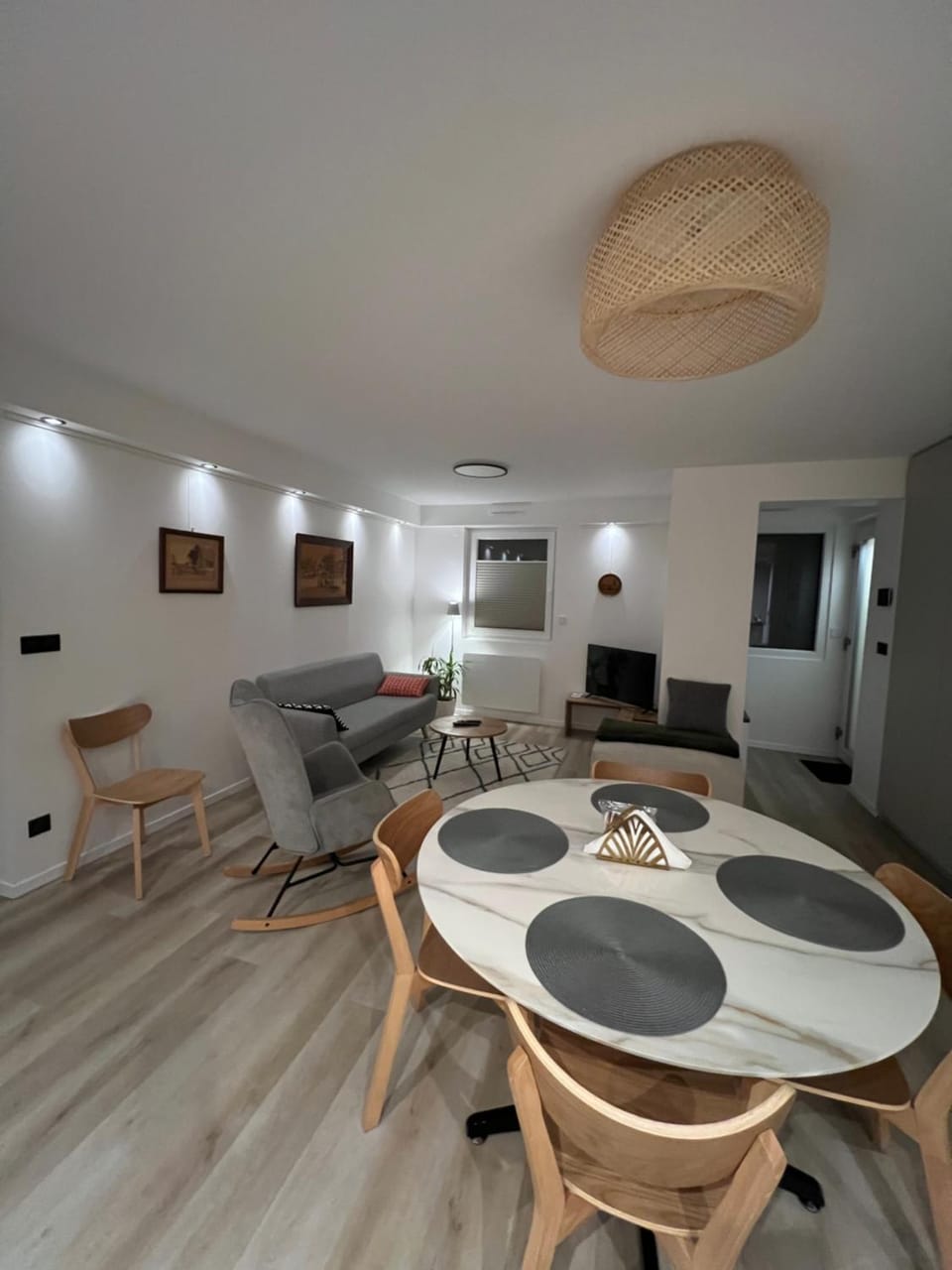 TV and multimedia, Kitchen or kitchenette, Living room, Seating area, Dining area