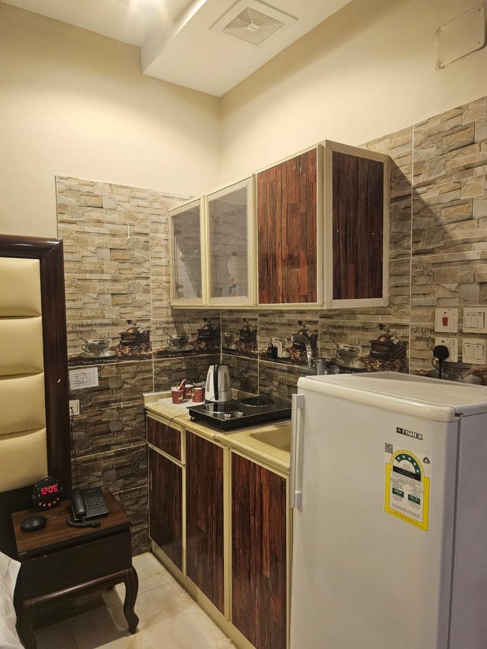 Kitchen or kitchenette, minibar, oven, stove