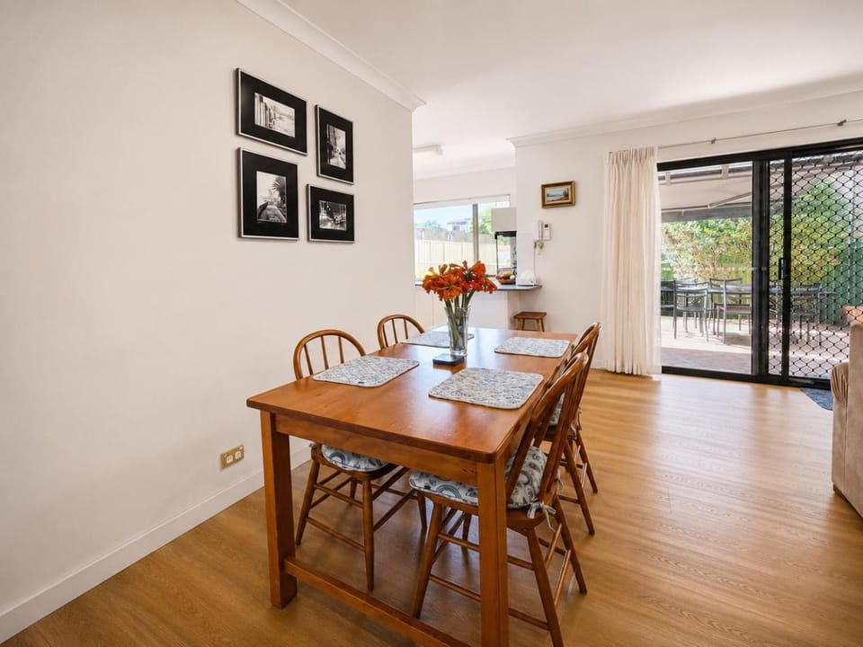 Cronulla courtyard unit, 10 mins walk to Beach & Bay Apartment in Sydney