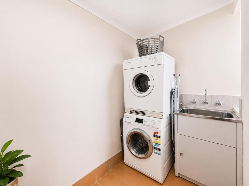 Cronulla courtyard unit, 10 mins walk to Beach & Bay Apartment in Sydney