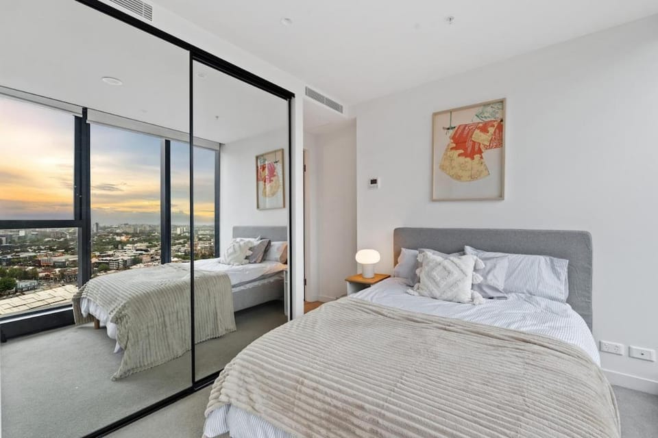 Skyline City Views with 75 Inch TV & Pool Gym Sauna Apartment in Melbourne