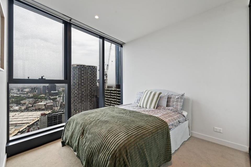 Skyline City Views with 75 Inch TV & Pool Gym Sauna Apartment in Melbourne