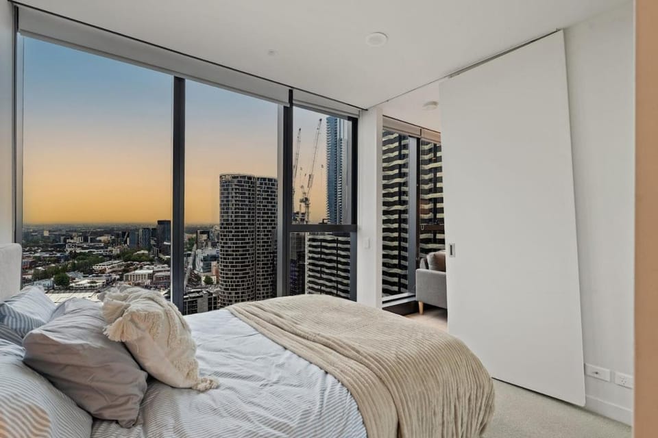 Skyline City Views with 75 Inch TV & Pool Gym Sauna Apartment in Melbourne