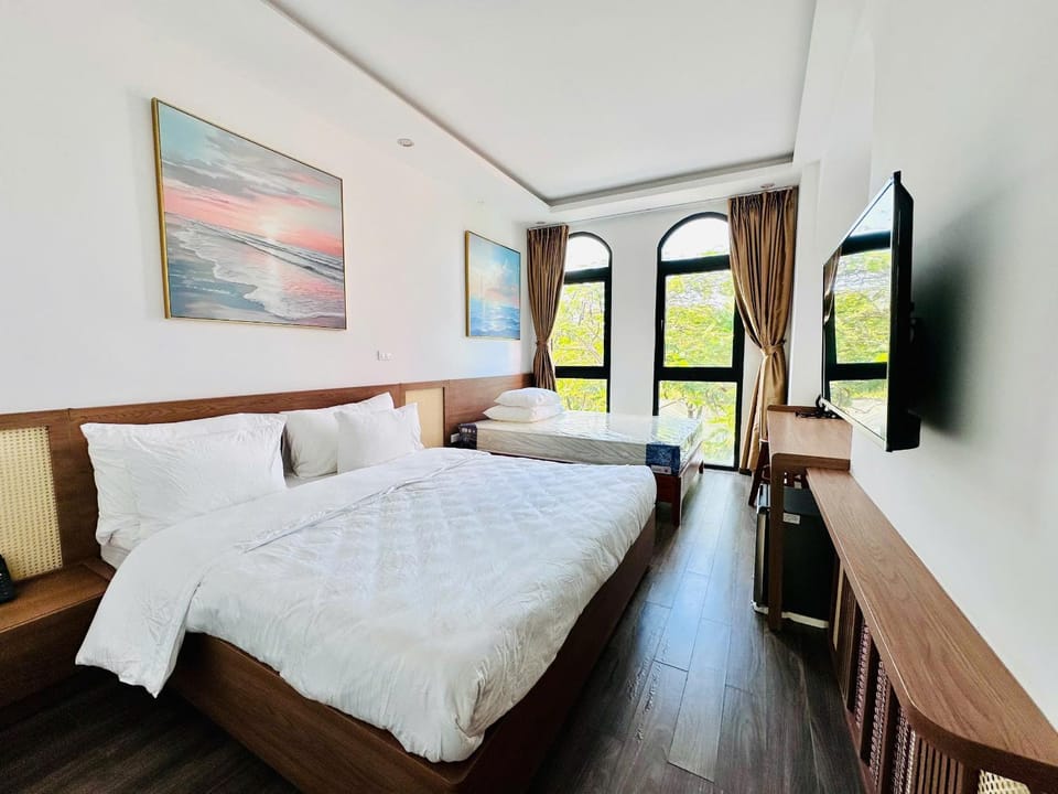 Bed, TV and multimedia, Photo of the whole room, Bedroom