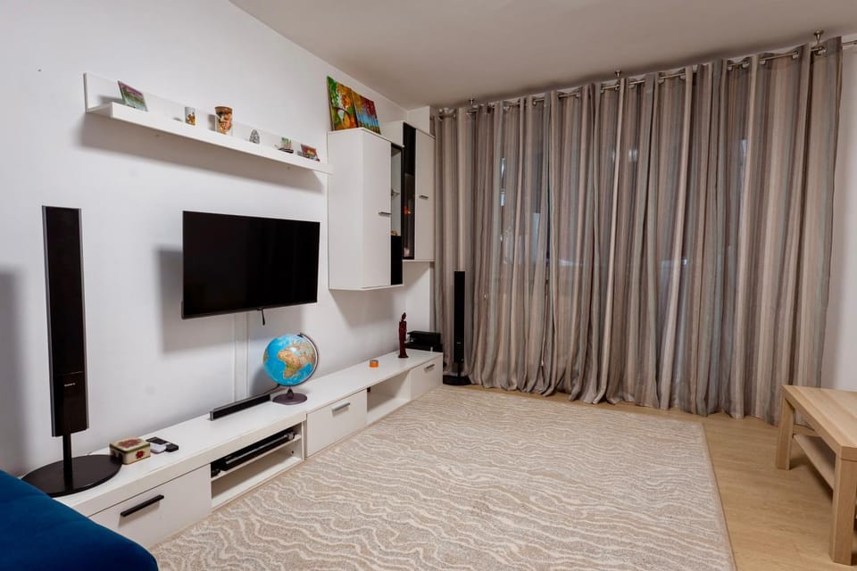 TV and multimedia, View (from property/room), Living room, Photo of the whole room, Seating area
