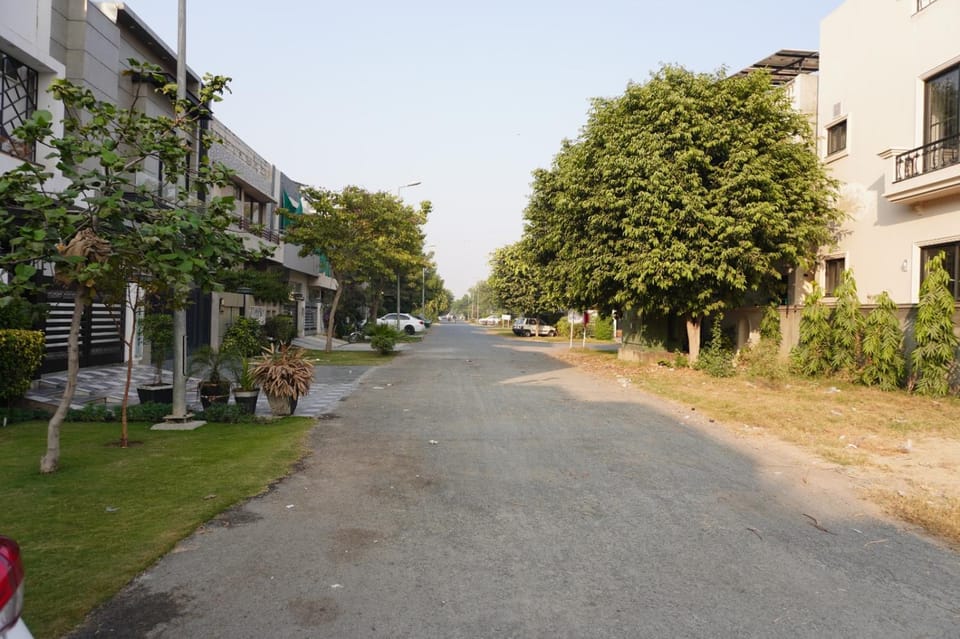 Stylish Room In Lahore DHA Phase 6 Sector D Near Raya and Dolmen Mall Bed and Breakfast in Lahore