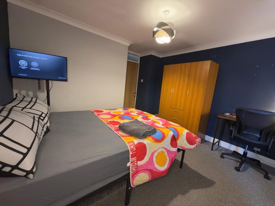 Bed, TV and multimedia, Photo of the whole room