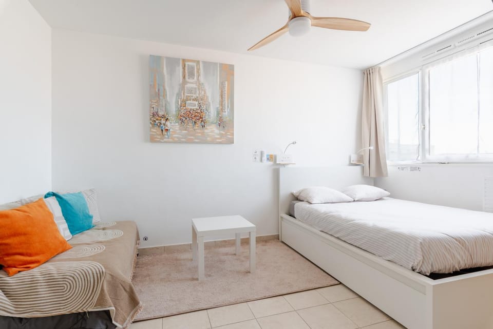 Cozy Retreat with Balcony - Lyon Train Station Apartment in Villeurbanne