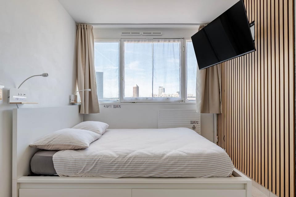Cozy Retreat with Balcony - Lyon Train Station Apartment in Villeurbanne