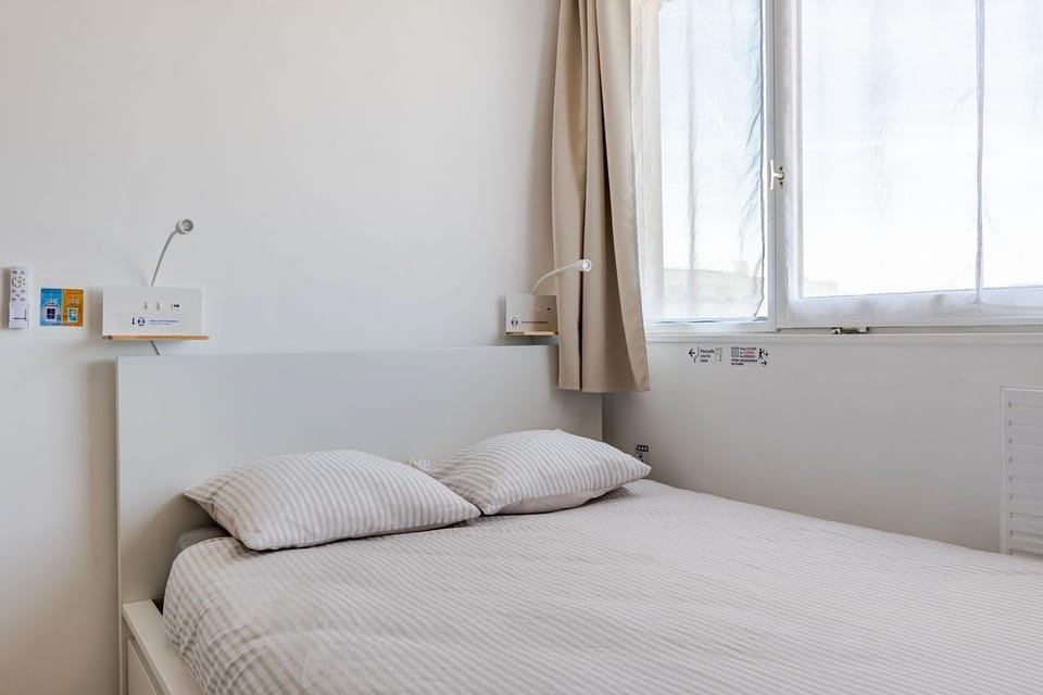 Cozy Retreat with Balcony - Lyon Train Station Apartment in Villeurbanne