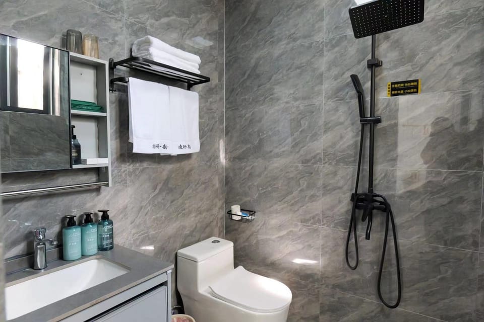 Shower, Toilet, Bathroom, towels