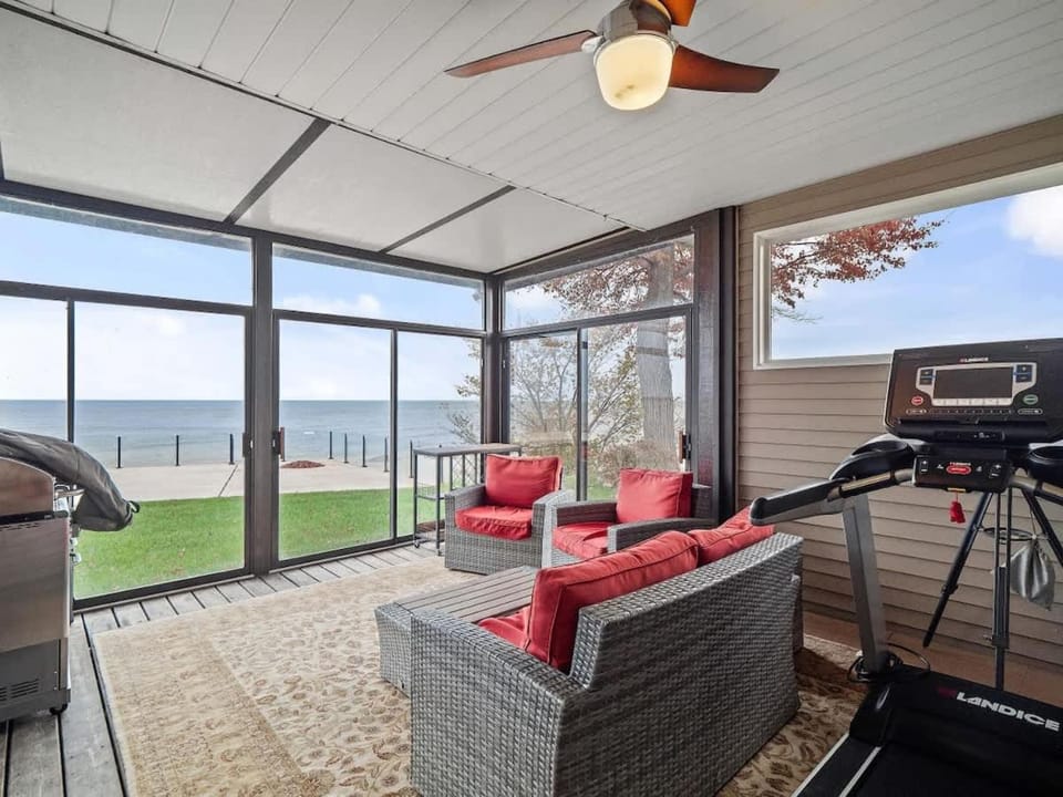 Lakefront Luxury - Kayaks - 4 Bedrooms - 3 Full Baths - Sleeps 8 House in Lake Erie