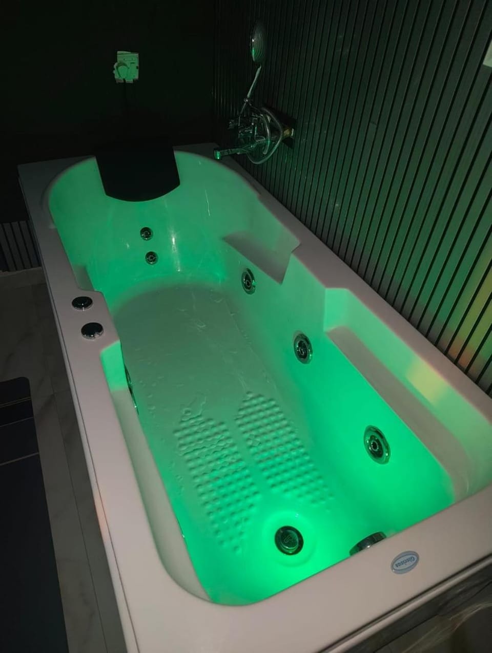 Hot Tub, Hot Tub