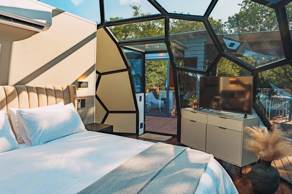 Bed, Day, TV and multimedia, View (from property/room), Balcony/Terrace, Living room, Photo of the whole room, Seating area, Bedroom, air conditioner