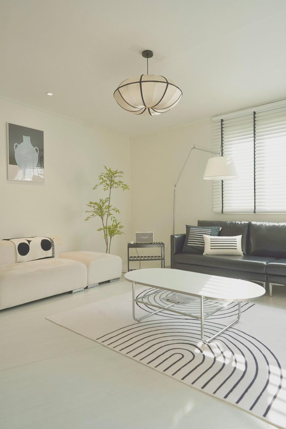 People, Living room, Photo of the whole room, Landmark view, Area and facilities, group of guests, furniture, internet
