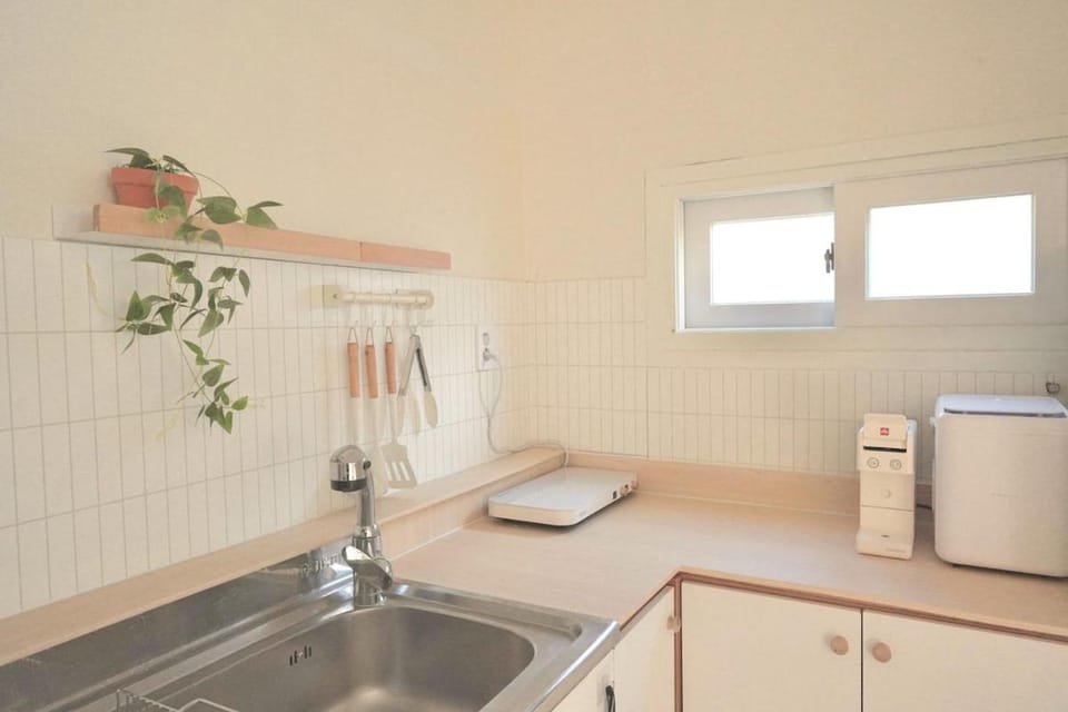 Coffee/tea facilities, Kitchen or kitchenette, stove