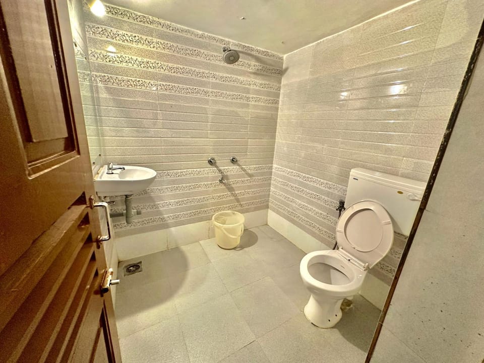 Shower, Toilet, Bathroom, bidet, towels
