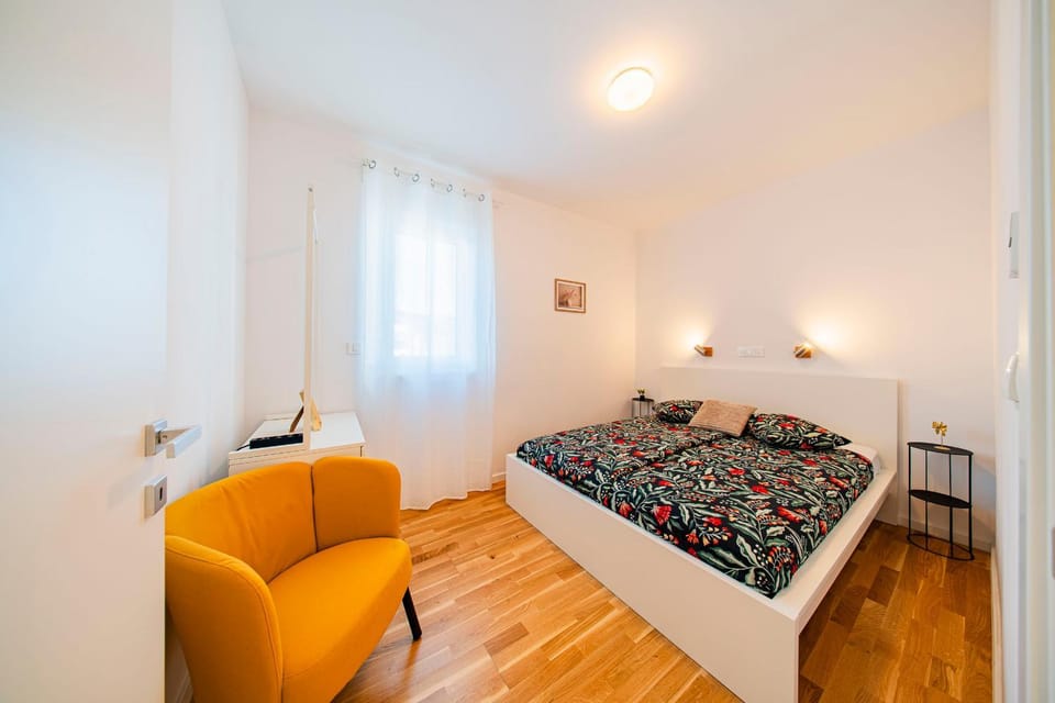 Bed, Photo of the whole room, Seating area, Bedroom, heating, internet, wardrobe